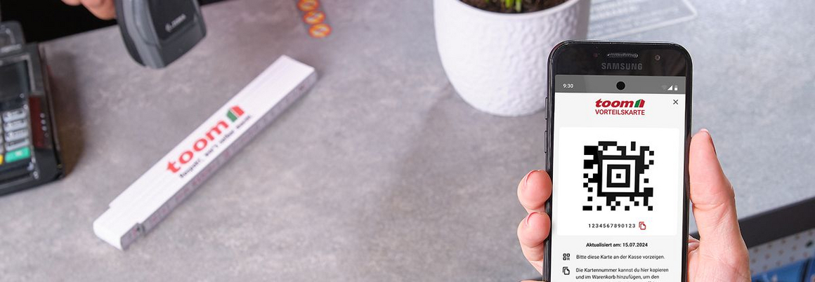 Person scannt QR-Code auf Smartphone an der Kasse